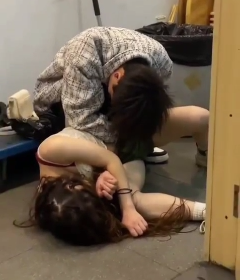 吃瓜# 喝醉了,趁机 扣逼 #醉酒 #咸猪手 请你不要到处扣扣